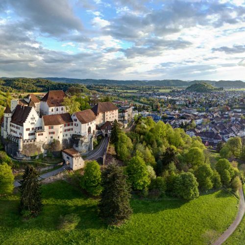 Professionelle Luftaufnahmen mit Drohne: Lenzburg Schloss