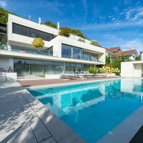 Architekturfotografie: Pool mit Terrasse