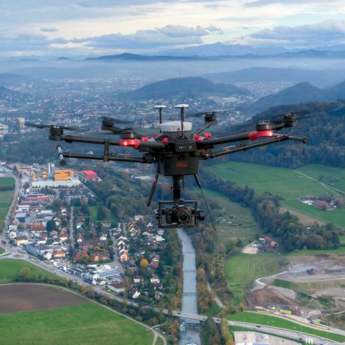 Drohne-ueber-Stadt-goldgelb-Vermessung