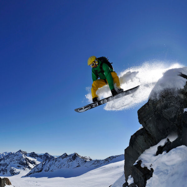 Sportfotografie: Jump mit Snowboard über Felskante