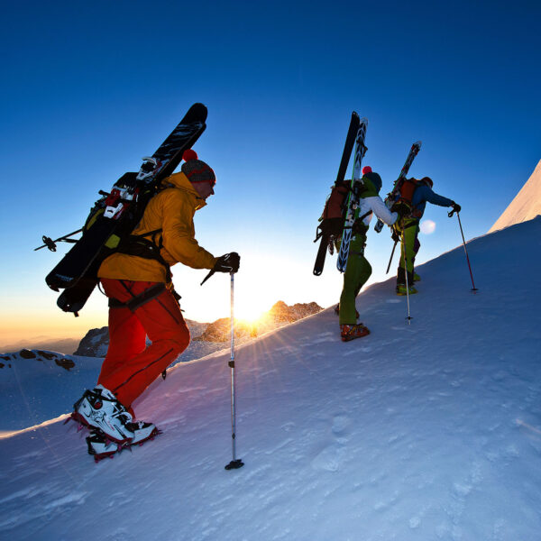 Sportfotografie: Skitourengruppe beim Aufstieg auf Gipfel