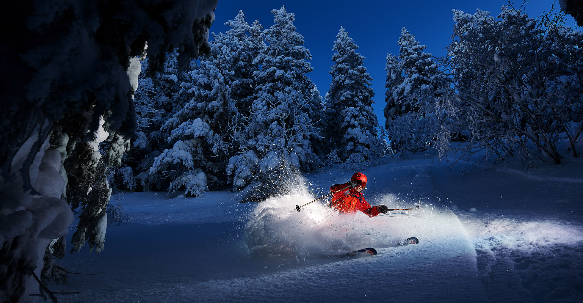 Ski Powder Abfahrt bei nacht